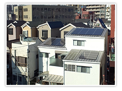 太陽光発電システムが設置された家々